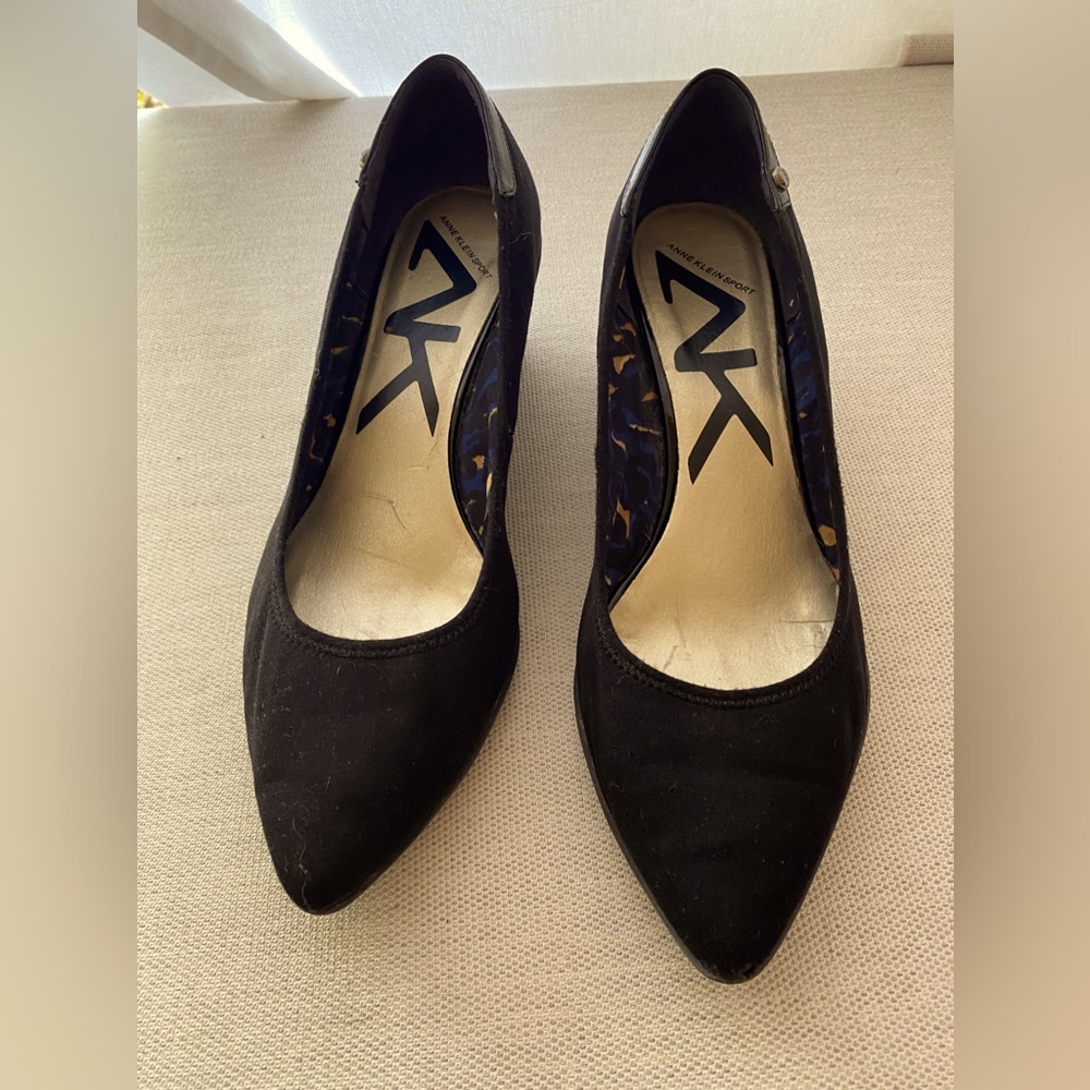 MK Women’s Extremely comfortable Size 9 casual wear shoes!